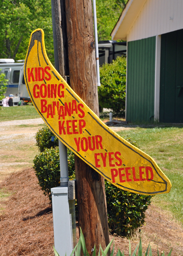 sign  to watch out for kids playing