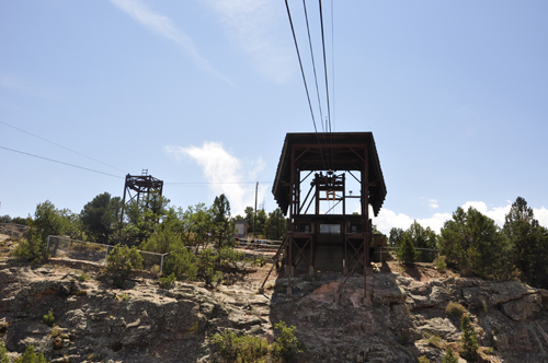 The aerial tram arrives at the other side of the gorge
