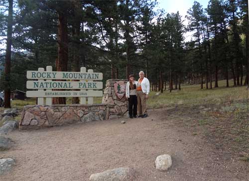 the two RV Gypsies at the Rocky Mountain National Park sign