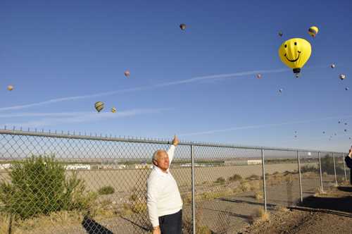 Lee Duquette spots the happiest hot air balloon of all
