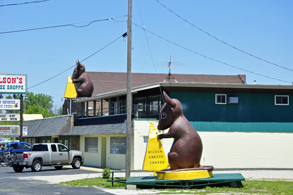 Giant Mouse in front of Wilson Cheese Shoppe