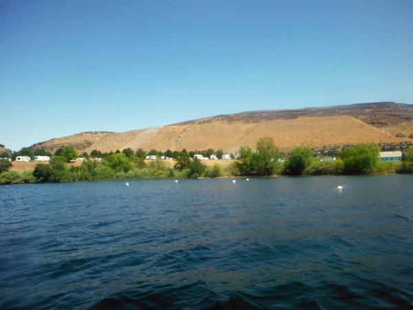 the scenic Columbia River and the towering basalt cliffs
