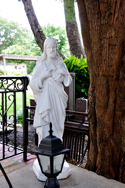 statue at Graceland