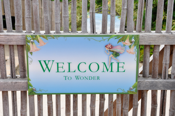 welcome to wonder sign