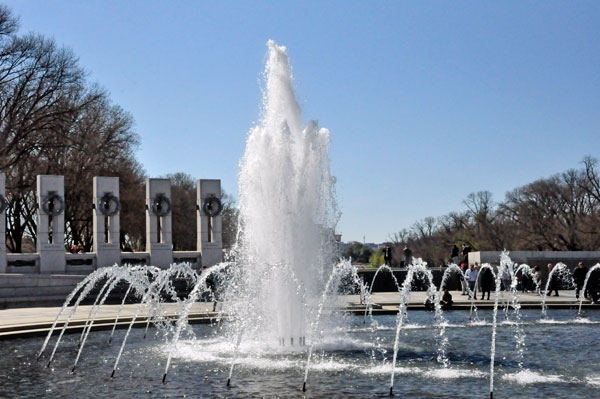water fountain at the WW II Memorial