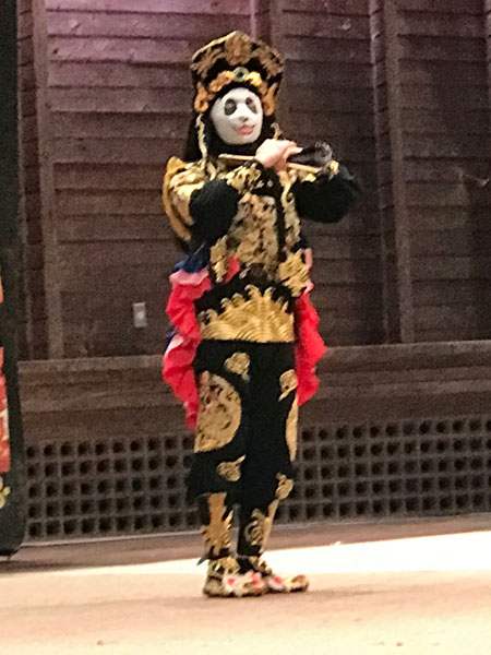 face changing Chinese dancer