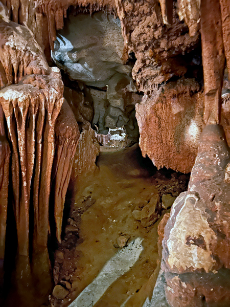 walkway in inside Endless Caverns