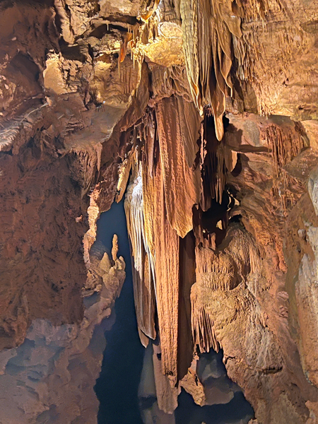 narrow passageway in Shenandoah Caverns