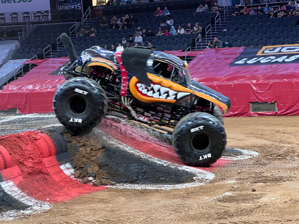 Monster Mutt Rottweiler coming off the mound