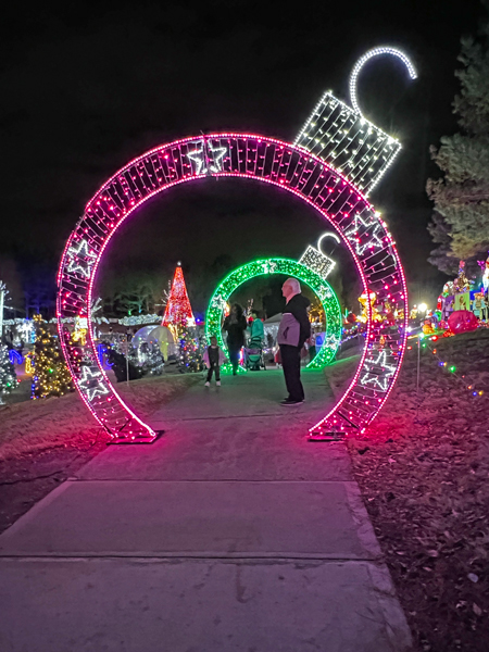 ornament-shaped walk-through arch