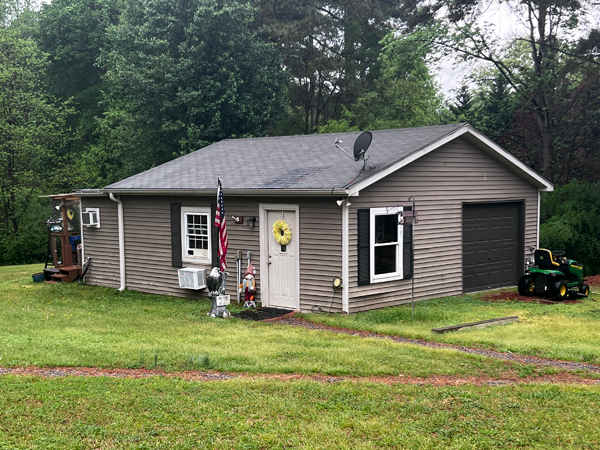  a cute lgrarage decorated