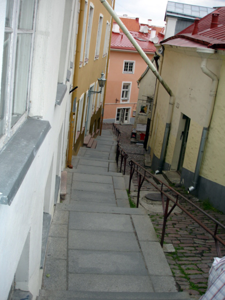 narrow streets in Tallinn