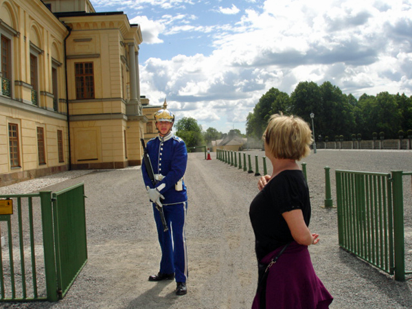 Bitte Svensson and a guard at the palace
