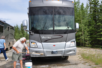 Lee washing the RV of the two RV Gypsies