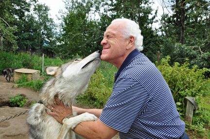 Lee gets a kiss from a wolf