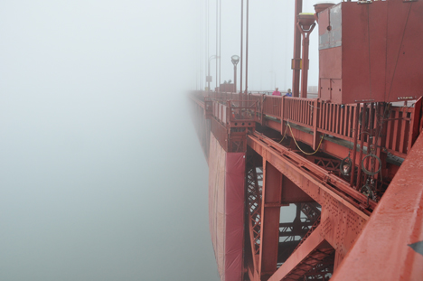 VIEW OF THE SIDE OF THE GOLDEN GATE BRIDGE
