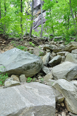 Big rocks alongside the trail