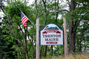 sign - welcome to Trenton Maine