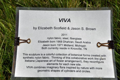 sign about the Viva Sculpture