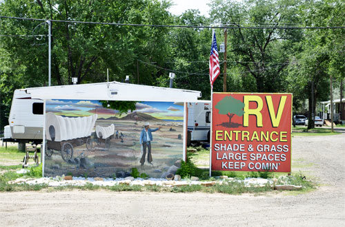 entrance to Kiva-AOK RV park with a mural