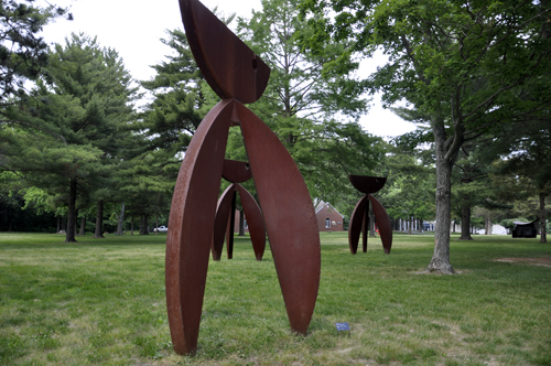 the art sculpture Three Travelers