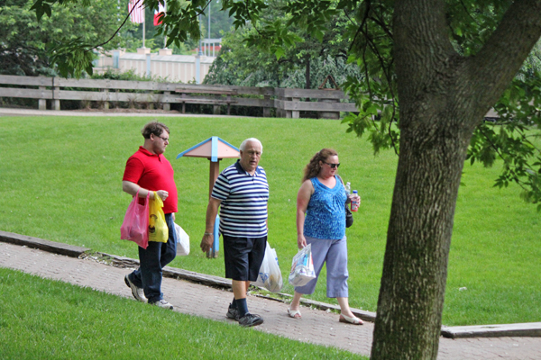 Lee Duquette, Cyndi & Chris walking to the stores