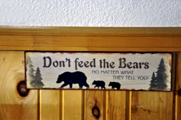don't feed the bears sign