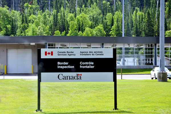 Canada border inspection sign