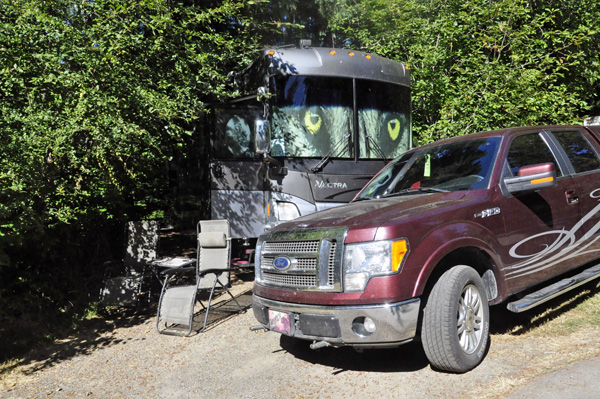 The RV and toad of the two RV Gypsies at Chehalis Thousand Trails
