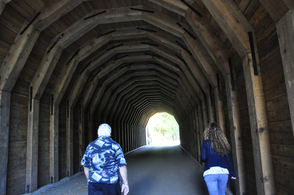 Lee Duquette and Ilse Blahak entering the pedestrian tunnel