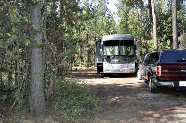 The RV and toad of the two RV Gypsies at Bend-Sunriver Thousand Trails Campground