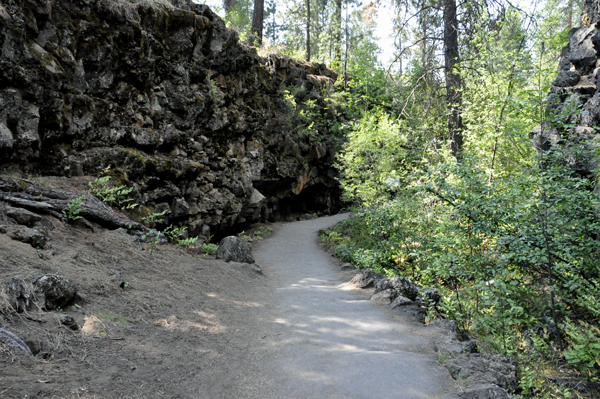 pathway leading to entrance of Lava River Cave