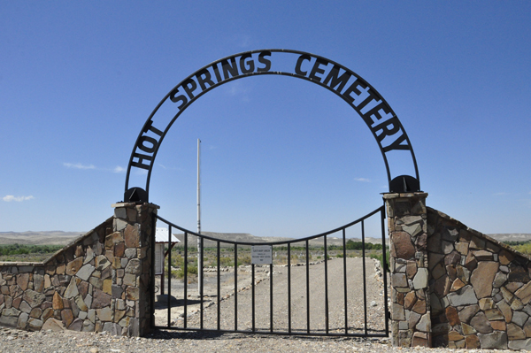 the entry to Hot Springs Cemetery