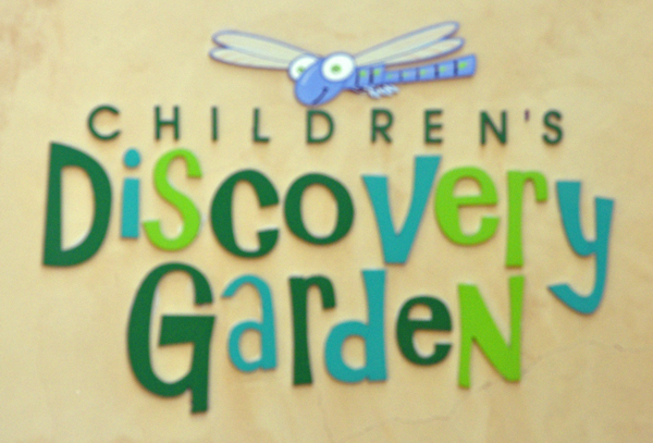 Children's Diiscovery Gardern sign