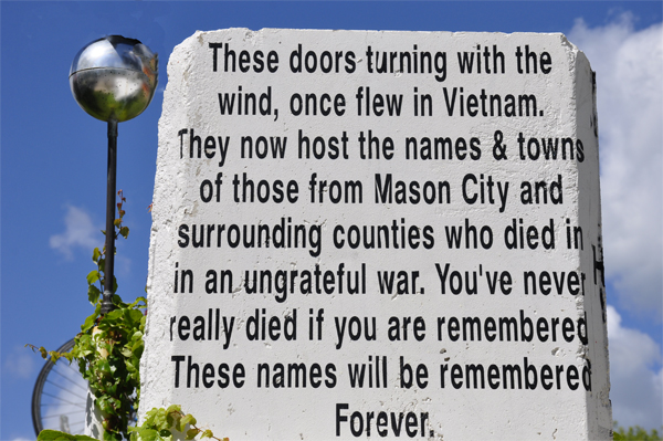 sign on the Vietnam Memorial