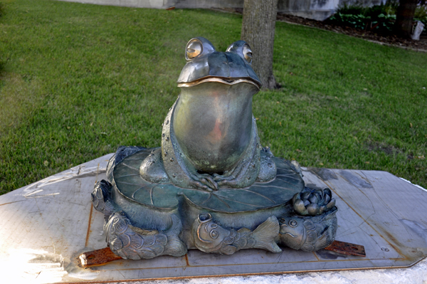 frog sculpture