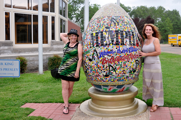 Karen and Ilse with the Memphis egg