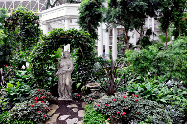statue inside the Gaylord Opryland Hotel