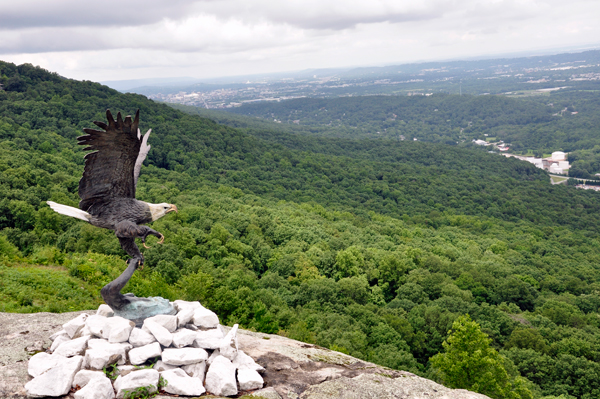 eagle statue and view Approaching Lovers Leap