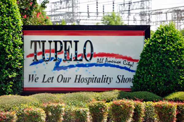 Welcome to Tupelo sign
