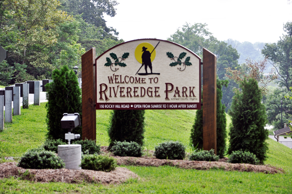 sign: Welcome to Riveredge Park