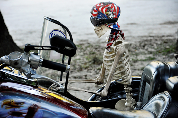 A skeleton in the motorcylc's side-car.