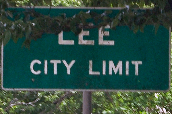 Lee City Limit sign