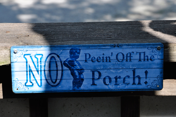 sign: no peein off the porch