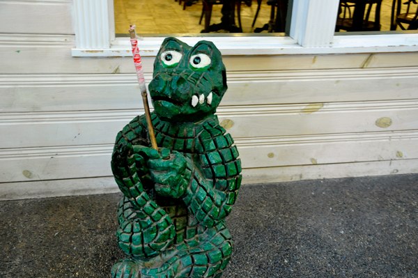 an alligator statue