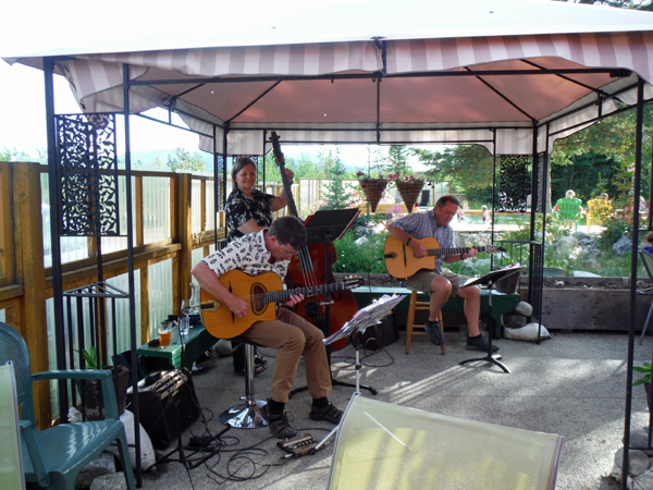 musicians in Cafe Balzam