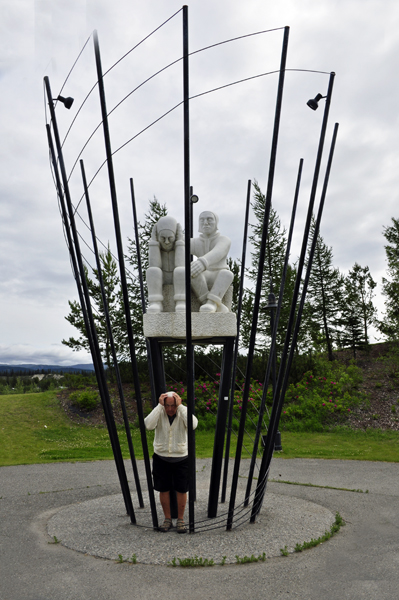 Lee Duquette and The Thinker sculpture