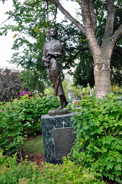pioneer women statue