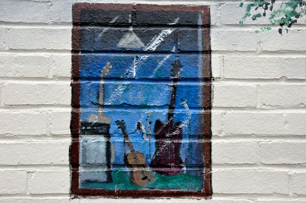 musical nstruments painting on the mural