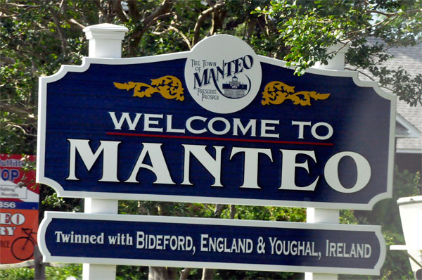 Welcome to Manteo sign